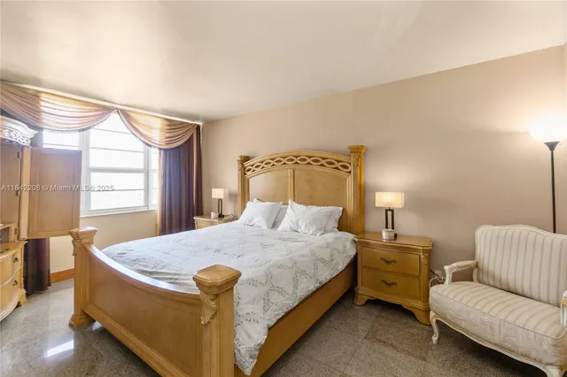 $4,200 | 100 Lincoln Road, Unit 811, Miami Beach, FL 33139