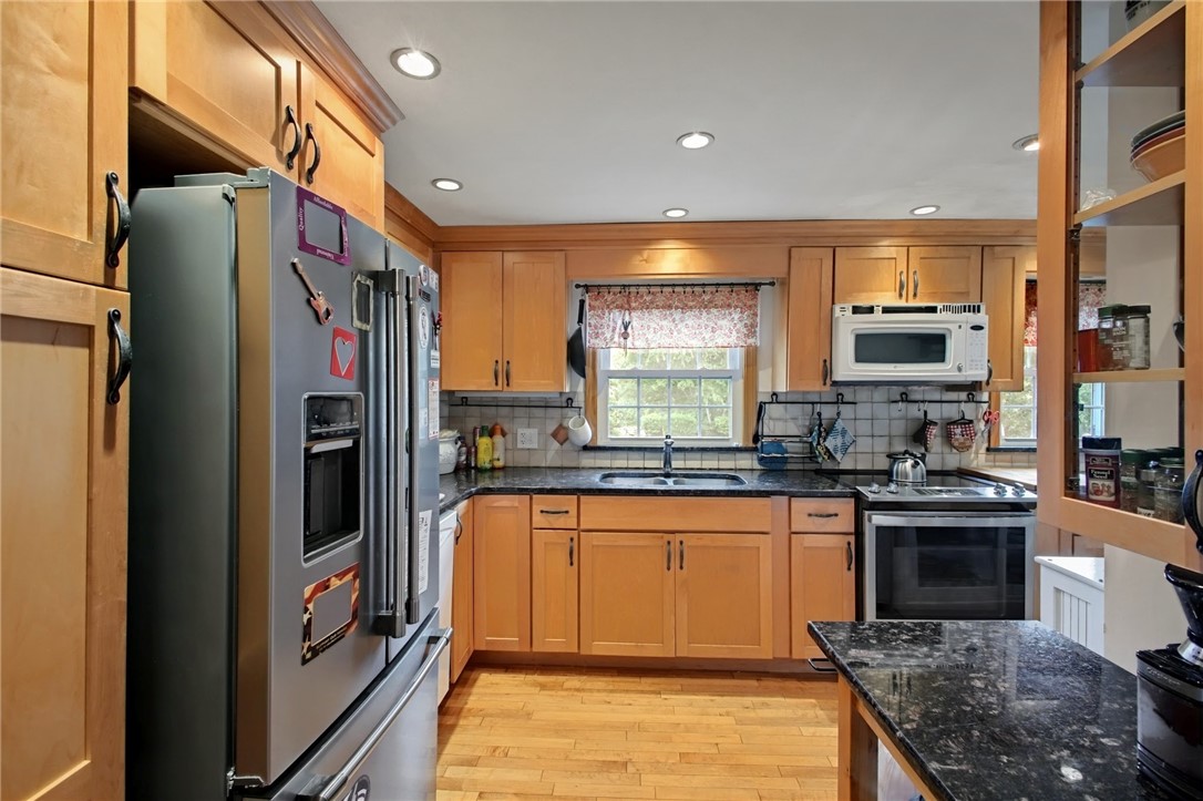 37 Nelson Road Cranston, RI 02921 - Photo 4 of 50 Gallery Image 4