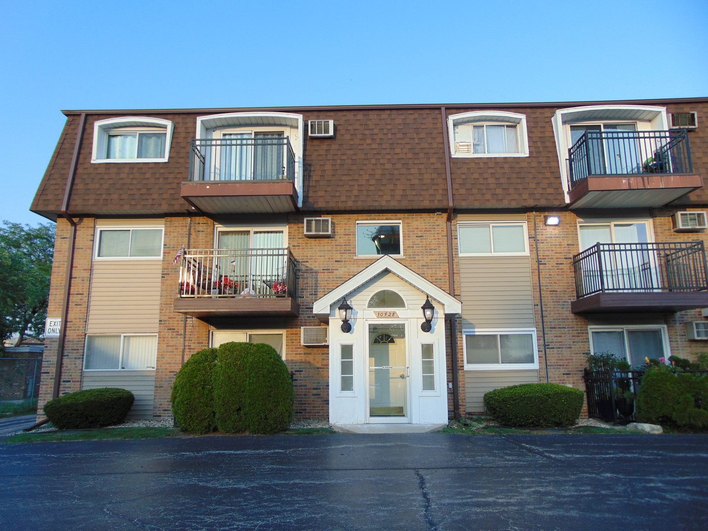 10428 Ridgeland Avenue, Unit 6 Chicago Ridge, IL 60415 - Photo 1 of 11 a front view of a house with garden