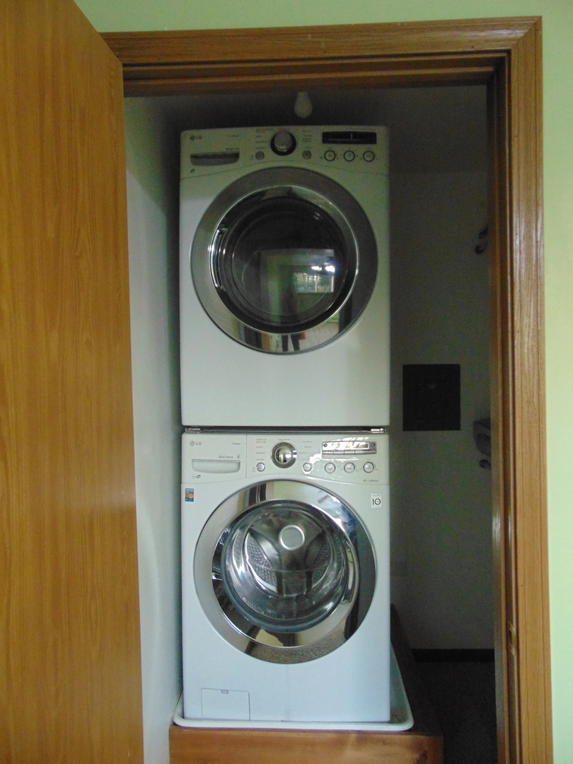 10428 Ridgeland Avenue, Unit 6 Chicago Ridge, IL 60415 - Photo 11 of 11 a utility room with dryer and washer