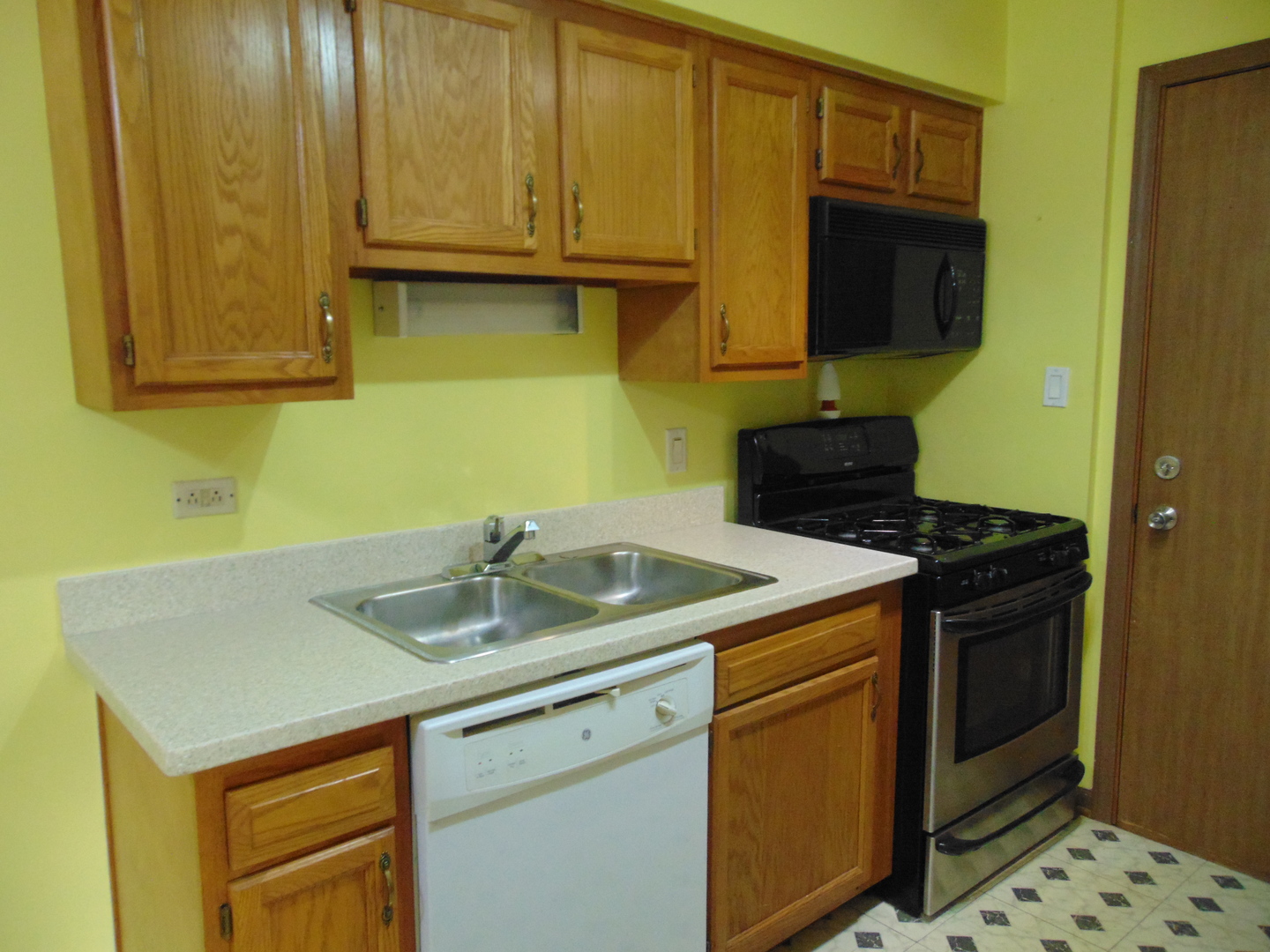 10428 Ridgeland Avenue, Unit 6 Chicago Ridge, IL 60415 - Photo 6 of 11 a kitchen with a sink and a microwave