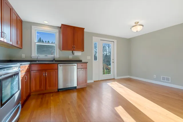 $599,900 | 166 Decatur Road, Portsmouth, NH 03801