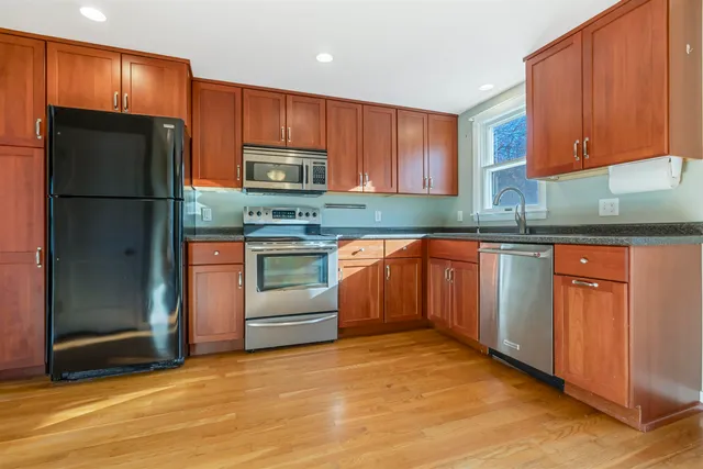 $599,900 | 166 Decatur Road, Portsmouth, NH 03801