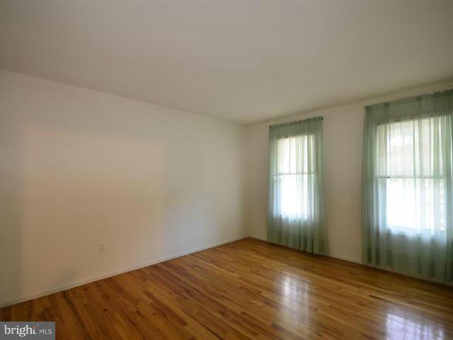 21001 Goshen Road Gaithersburg, MD 20882 - Photo 22 of 28 Bedroom