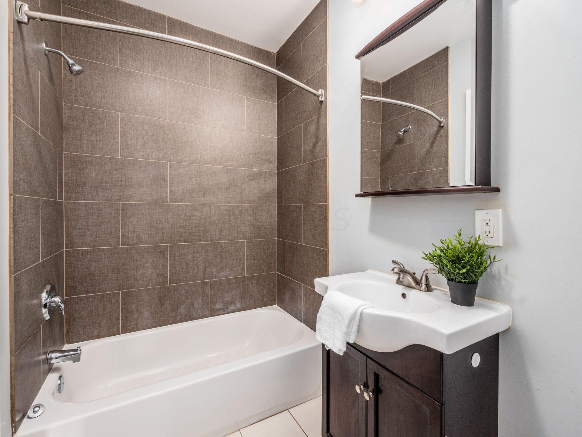 1131 North High Street, Unit 203 Columbus, OH 43201 - Photo 15 of 38 022_11e0fa1_A 1131 N High 041