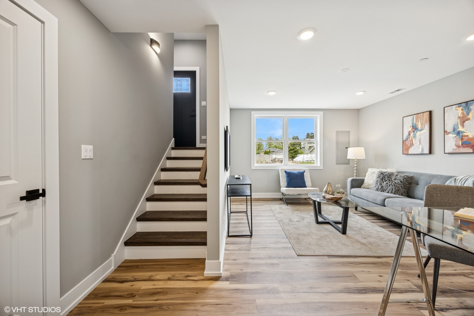 8524 Center Avenue River Grove, IL 60171 - Photo 4 of 38 a living room with furniture and entryway