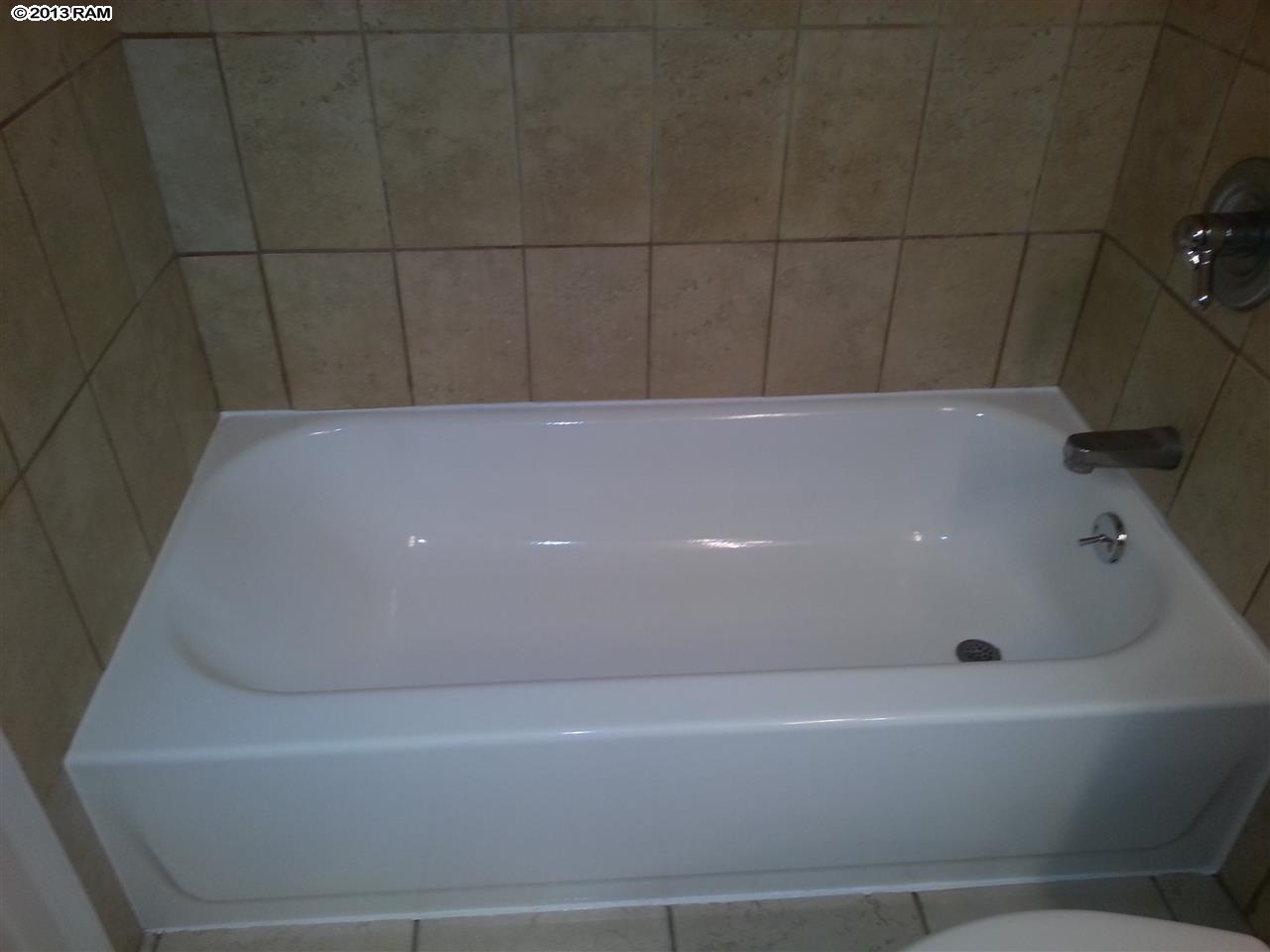 140 Uwapo Road, Unit 9104 Kihei, HI 96753 - Photo 20 of 27 a bathroom with a bathtub