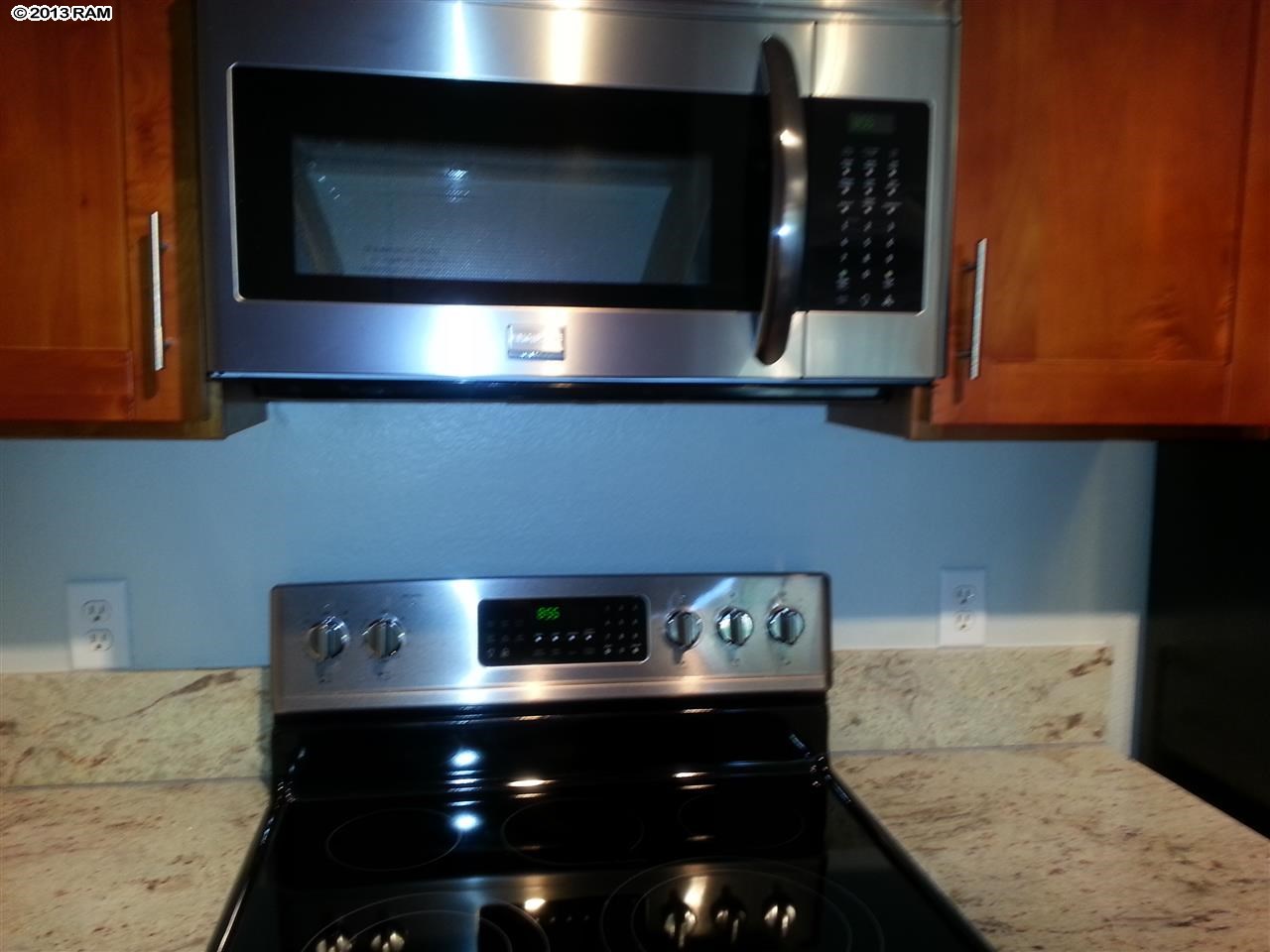 140 Uwapo Road, Unit 9104 Kihei, HI 96753 - Photo 7 of 27 a kitchen with a stove and a microwave