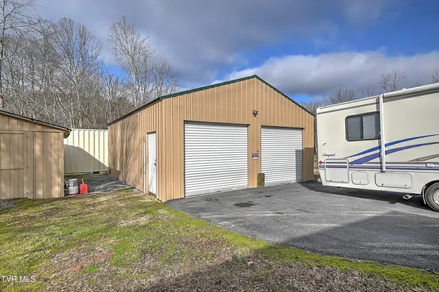 $285,000 | 1096 Old Elizabethton Highway, Bluff City, TN 37618