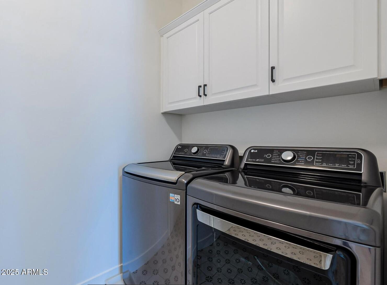 3030 North 38th Street, Unit 113 Phoenix, AZ 85018 - Photo 20 of 22 a close view of stove top oven