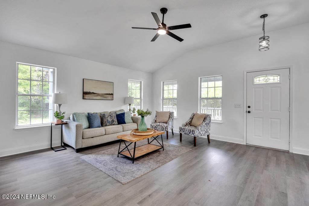 5815 Hillridge Road Keystone Heights, FL 32656 - Photo 8 of 32 Living Room