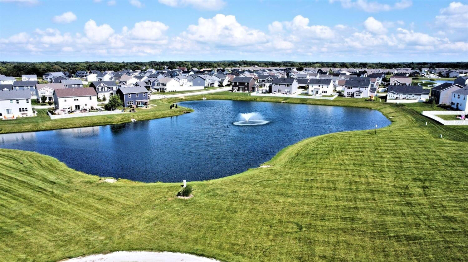 10421 Paramount Way Cedar Lake, IN 46303 - Photo 25 of 26 a view of a swimming pool with an ocean