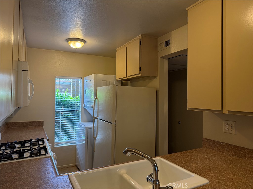 122 Tangelo Irvine, CA 92618 - Photo 12 of 34 a bathroom with a bathtub and a shower