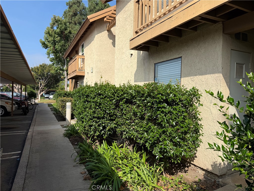 122 Tangelo Irvine, CA 92618 - Photo 34 of 34 a view of a pathway with a house