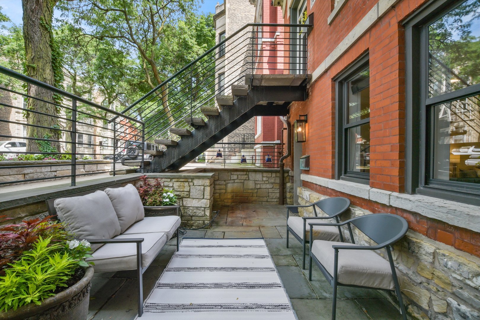 1447 West Flournoy Street Chicago, IL 60607 - Photo 34 of 41 swimming pool view with seating space