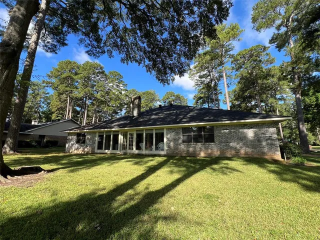 a view of a house with backyard and garden