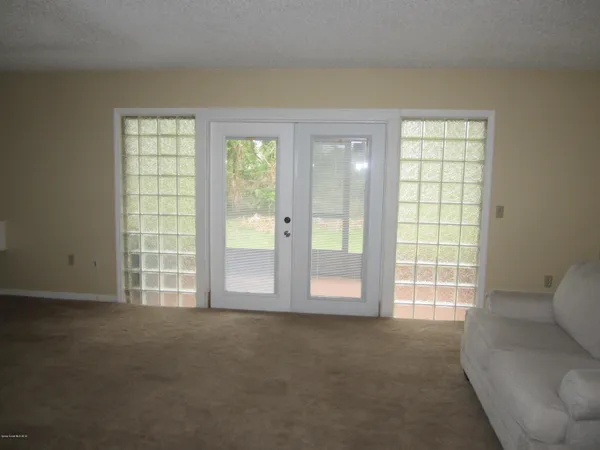 a view of livingroom with furniture
