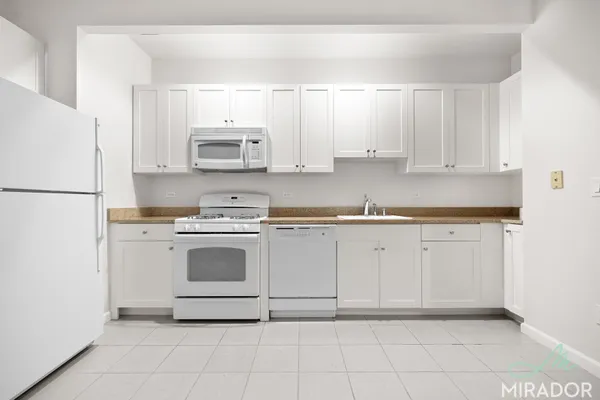 $3,500 | 15 Park Row, Unit 9G | Financial District