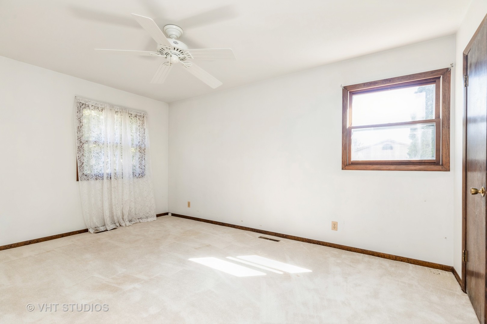 1335 Zange Drive Algonquin, IL 60102 - Photo 15 of 22 an empty room with windows and closet