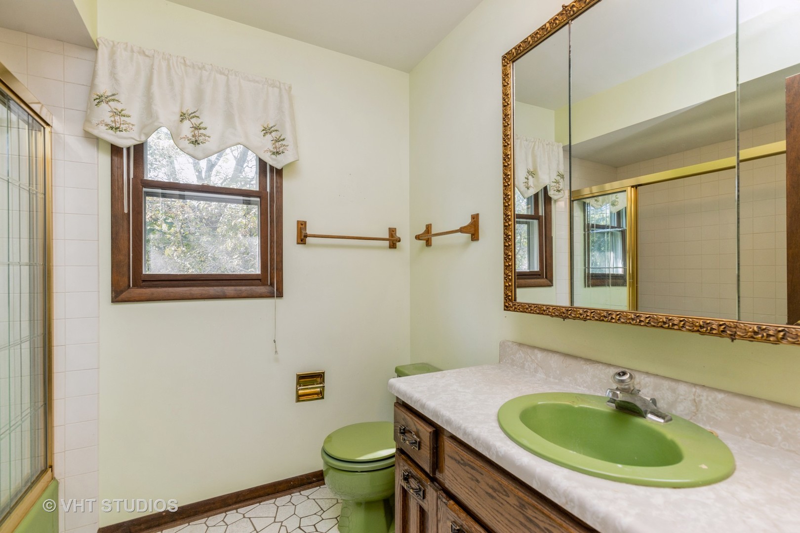 1335 Zange Drive Algonquin, IL 60102 - Photo 16 of 22 a bathroom with a toilet a sink and a mirror