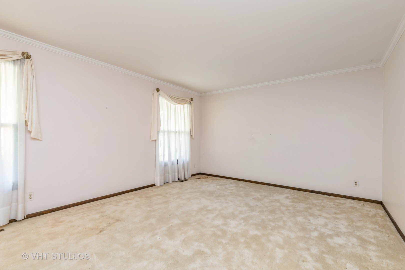 1335 Zange Drive Algonquin, IL 60102 - Photo 4 of 22 an empty room with windows