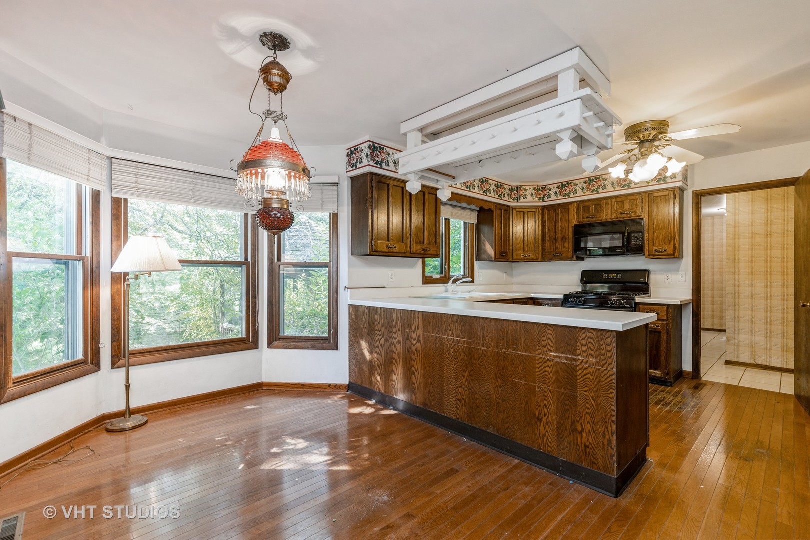 1335 Zange Drive Algonquin, IL 60102 - Photo 7 of 22 a view of kitchen and microwave