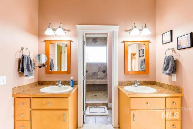 $915,000 | 18072 Central Grd, Genesee, ID 83832