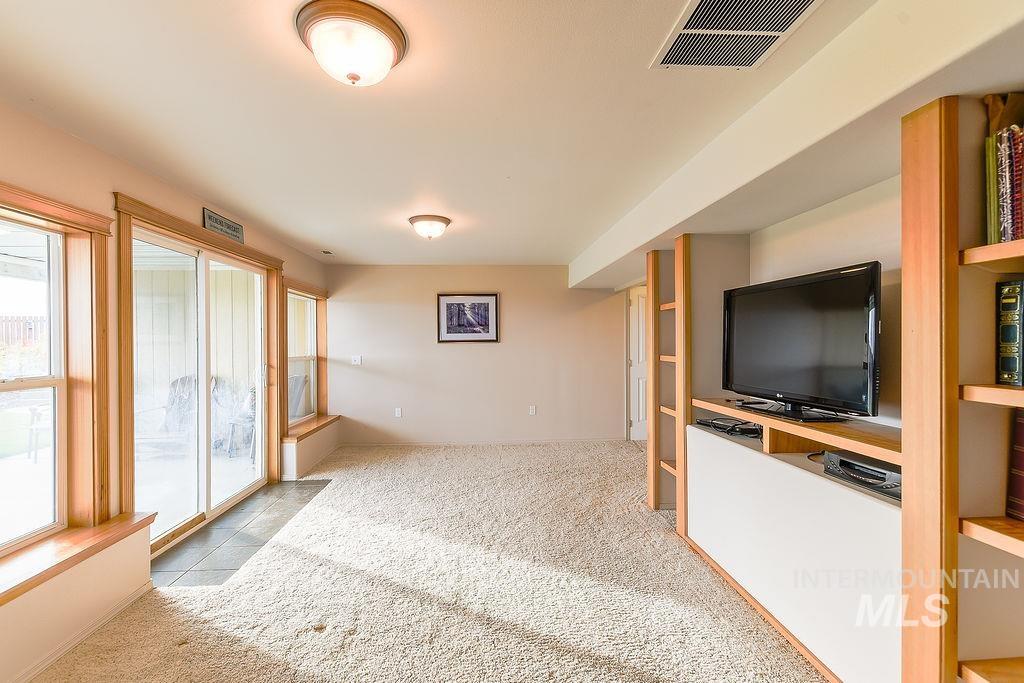 18072 Central Grd Genesee, ID 83832 - Photo 36 of 50 Unfurnished living room featuring light carpet