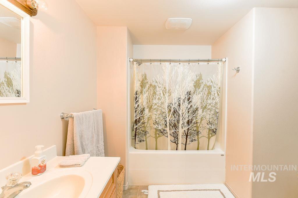 18072 Central Grd Genesee, ID 83832 - Photo 39 of 50 Full bath featuring vanity and shower / tub combo with curtain