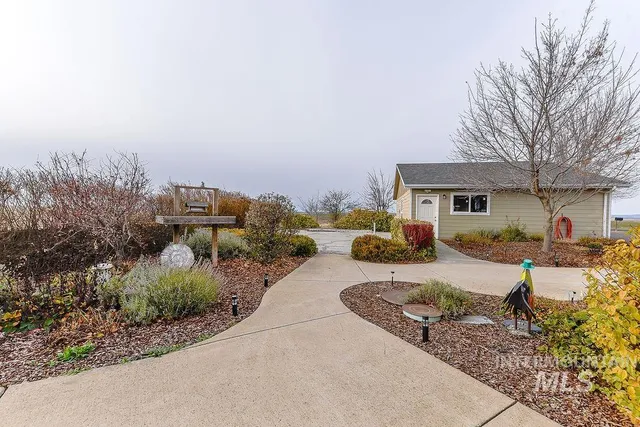 $915,000 | 18072 Central Grd, Genesee, ID 83832