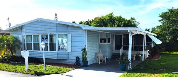 a view of house with a yard
