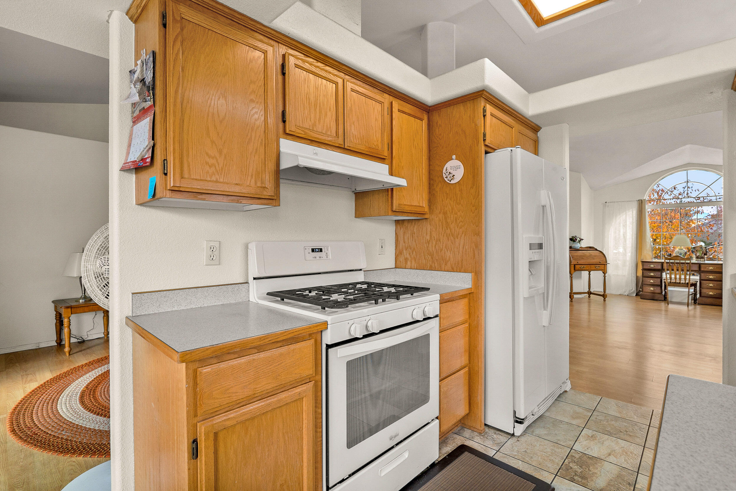 1590 West Harbeck Road Grants Pass, OR 97527 - Photo 12 of 38 Kitchen/Living Room