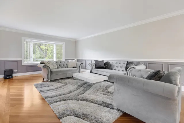 $775,000 | 431 East Oakwood Drive, Barrington, IL 60010