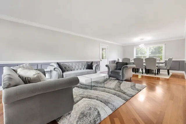 $775,000 | 431 East Oakwood Drive, Barrington, IL 60010