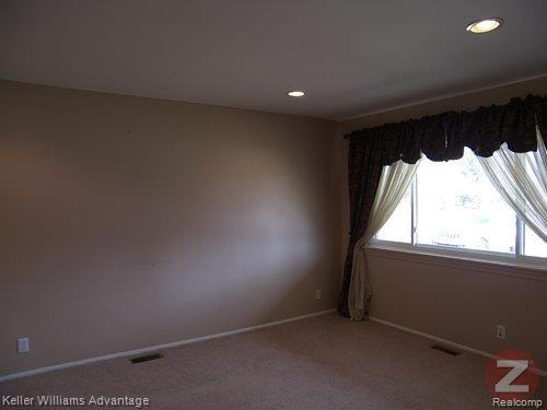 28535 Evergreen Road Southfield, MI 48076 - Photo 8 of 14 Living Room