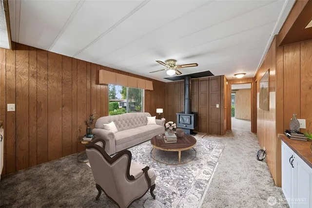 en empty room with windows and ceiling fan