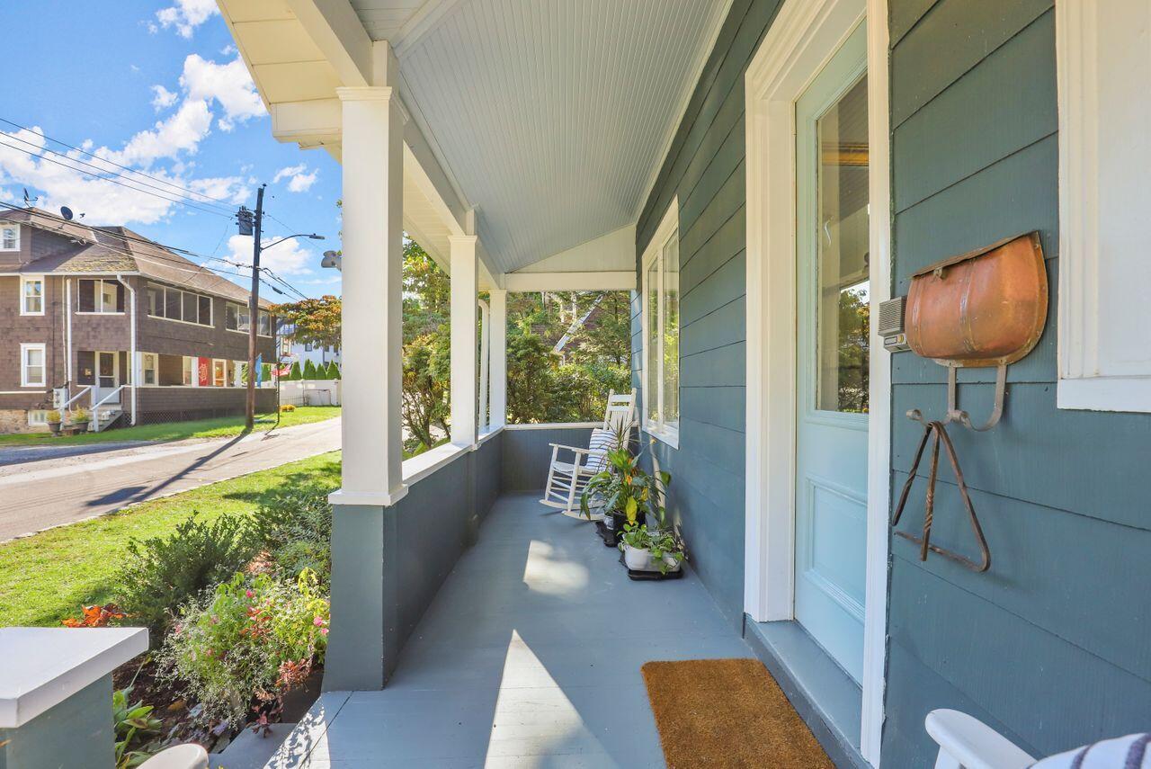 6 Park Lane Darien, CT 06820 - Photo 4 of 34 a view of lobby with furniture and garden