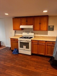 570 Main Street, Unit 3 Middletown, CT 06457 - Photo 4 of 8 a kitchen with a stove and a microwave