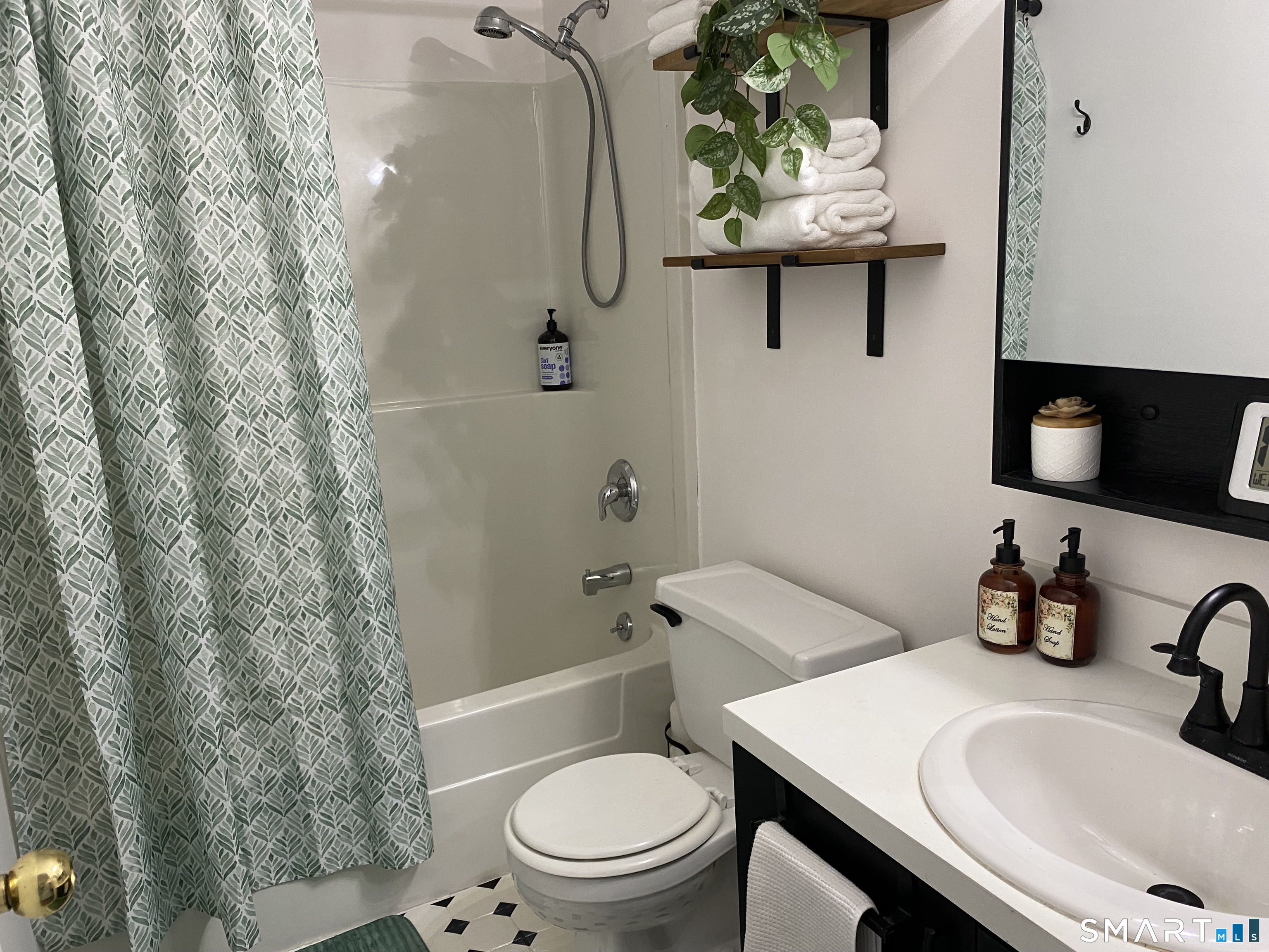 585 Park Road, Unit 58 Waterbury, CT 06708 - Photo 21 of 23 Master bath second floor