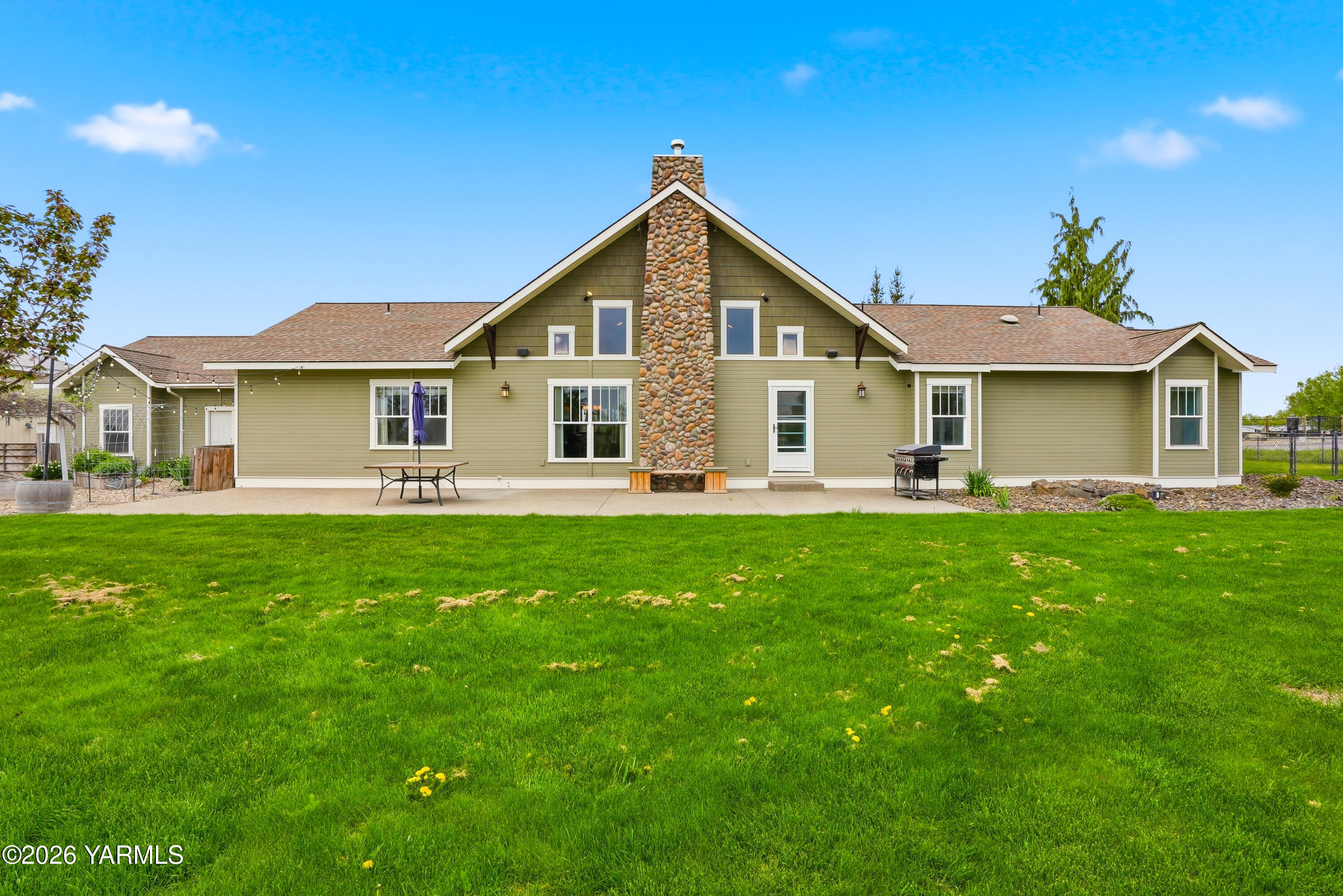 230 Albro Road Sunnyside, WA 98944 - Photo 37 of 46 a front view of house with yard and green space