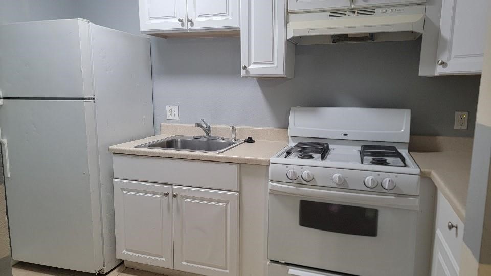 1806 West Main Street, Unit 5 Houston, TX 77098 - Photo 6 of 8 a white stove top oven sitting inside of a kitchen