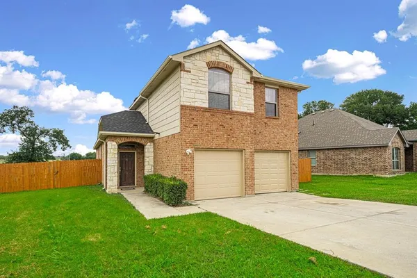 $379,999 | 710 Woodcrest Drive, Ennis, TX 75119
