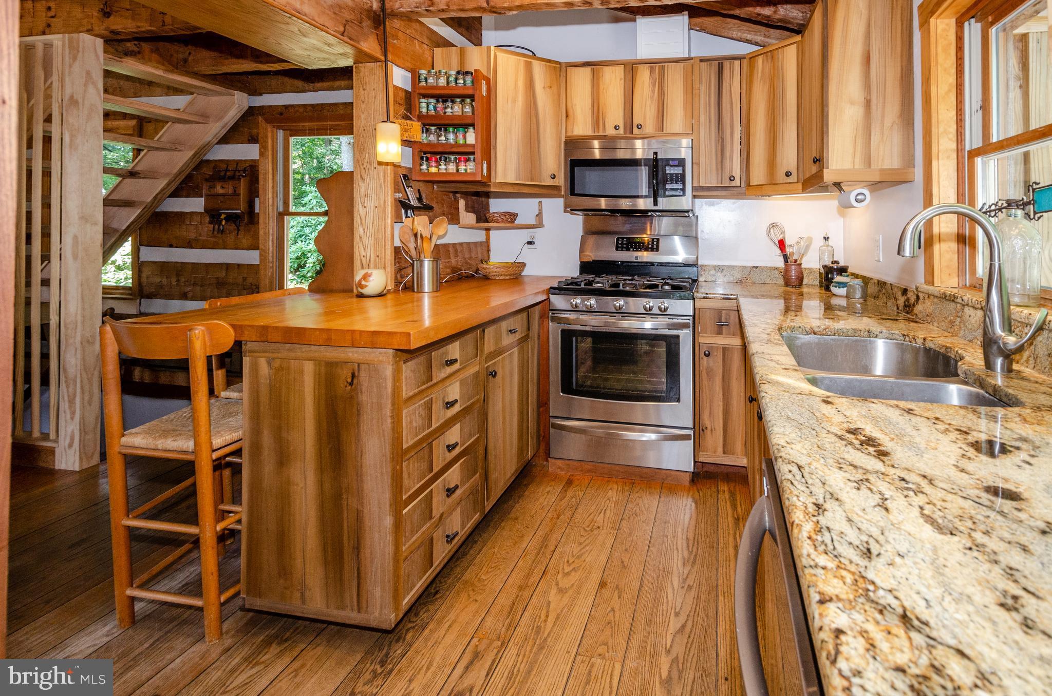 38356 Hughesville Road Hamilton, VA 20158 - Photo 12 of 30 Custom hand built cabinetry