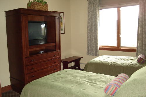 500 Village Road, Unit 206 217 Breckenridge, CO 80424 - Photo 10 of 20 a bedroom with a bed and a mirror on dresser
