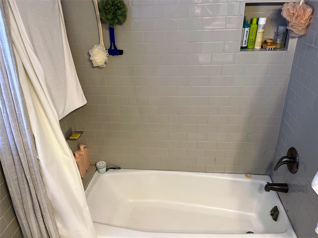 2106 Colquitt Street Houston, TX 77098 - Photo 19 of 31 a bathroom with a tub