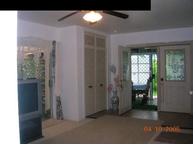 230 Waipalani Road Haiku, HI 96708 - Photo 4 of 18 a view of a hallway with an entryway