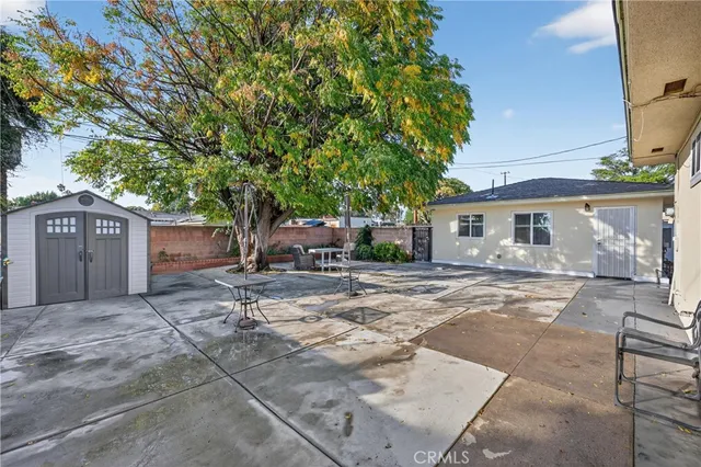 a view of a house with backyard and a tree