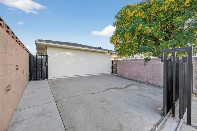 a view of backyard space