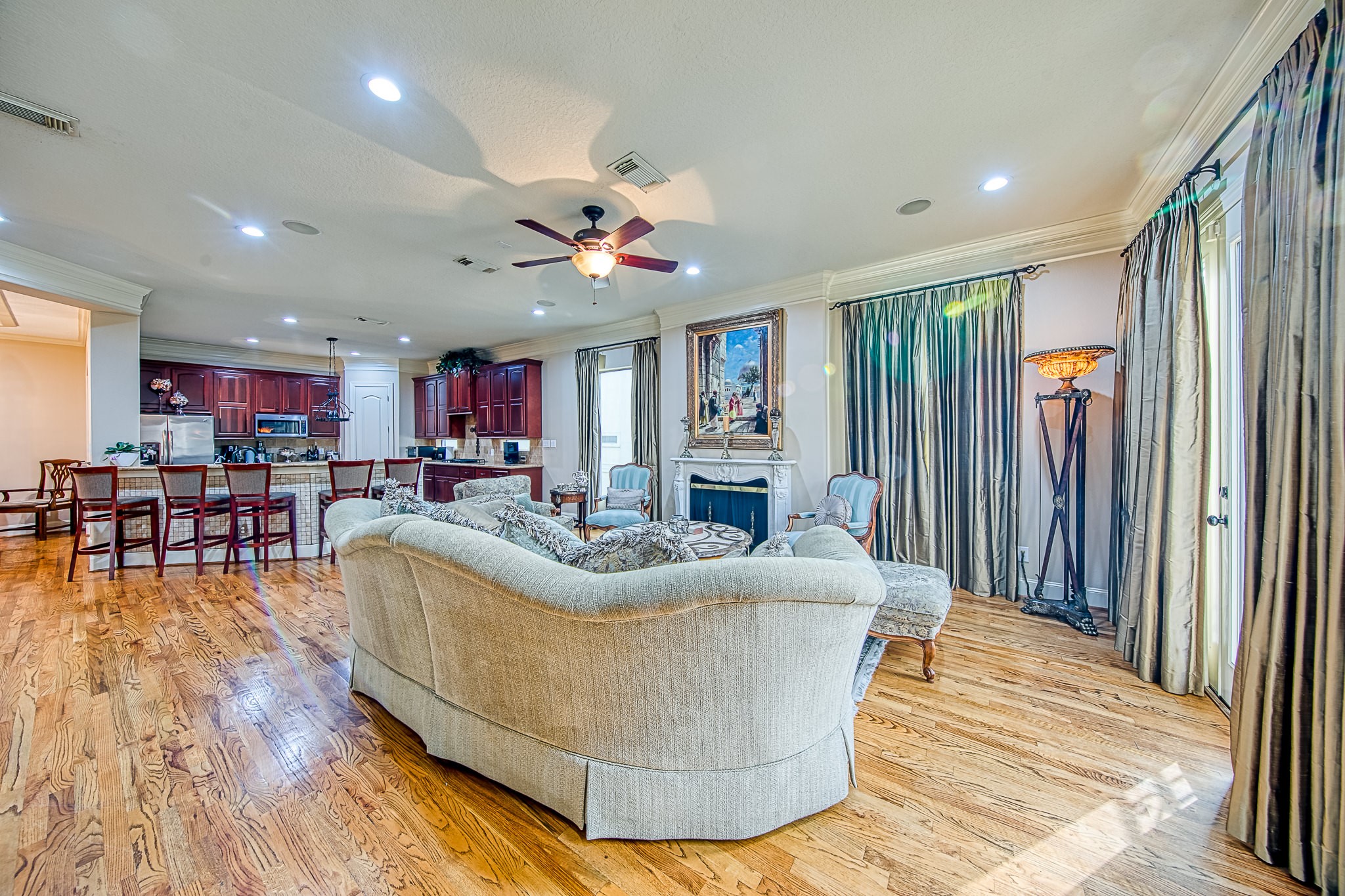 6310 Hamman Street, Unit D Houston, TX 77007 - Photo 11 of 41 a living room with furniture and a large window