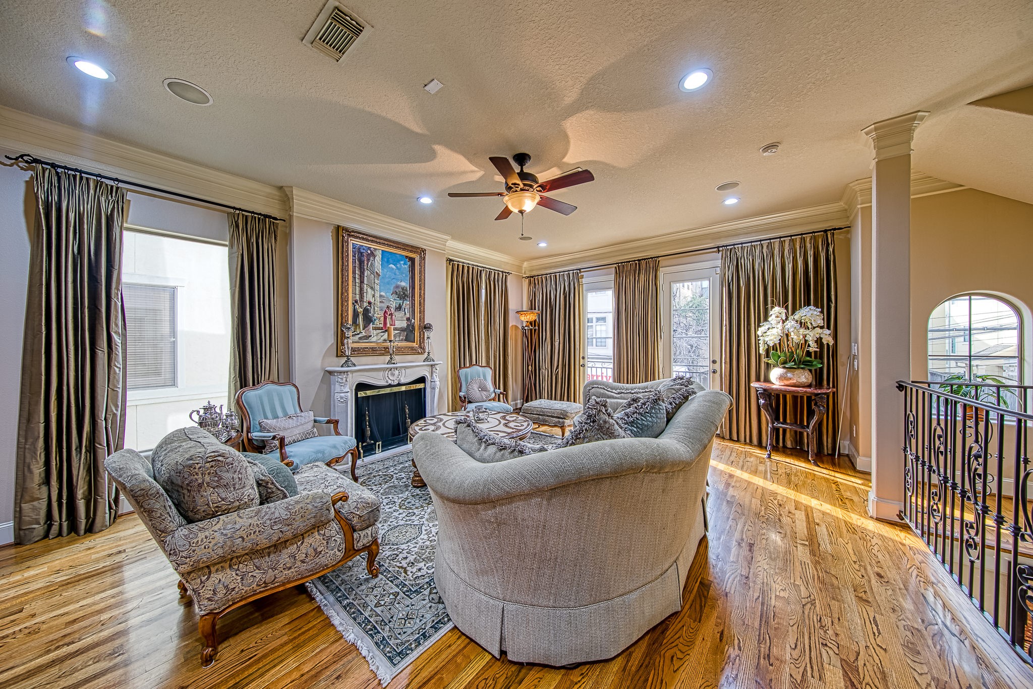 6310 Hamman Street, Unit D Houston, TX 77007 - Photo 13 of 41 a living room with furniture and a large window